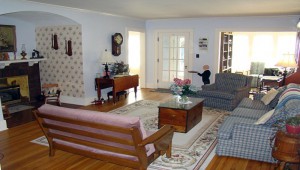 Tudor Rose bnb charming living room