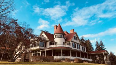 Idlwilde Inn bnb majestic exterior on hilltop